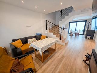 Casa adosada en Calle real 27. Casa reformada de 5 dormitorios, 2 baños y patio en el sexmo – c