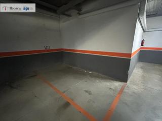 Aparcament cotxe a Sant Pere. Pàrking en calle narcis oller en el barrio sant pere