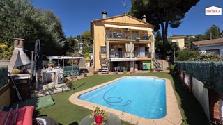 Casa en Mas Mora-Sant Daniel. Casa con dos viviendas independientes en la urbanización mas mor