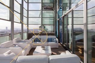 tic a Diagonal Mar i el Front Martim del Poblenou. tico dplex diseo con tza. piscina privada y  vistas a mar y a