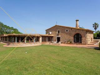 Casa  Can pipes. Exclusiva masia a las afueras de begur