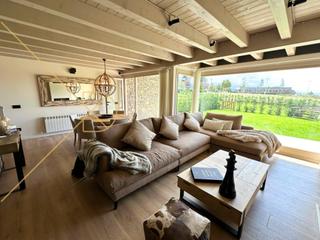 Masia  Carrer pirineus. Promoción de casas  de diseño adosadas a estrenar con jardín pri
