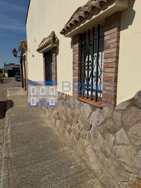Foto b39f9c95-c576-477b-97a3-754fac97ab4d. Masia amb xemeneia aparcament a Don Benito