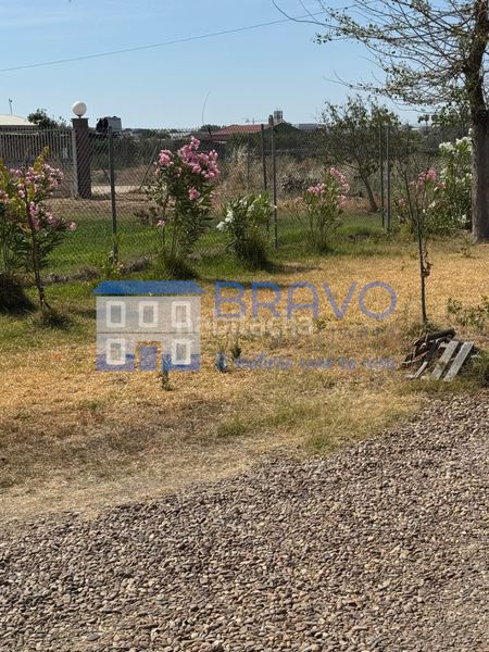 Foto ca0fc76a-1e3f-41e9-98eb-d824f9ec9a8a. Masia amb xemeneia aparcament a Don Benito