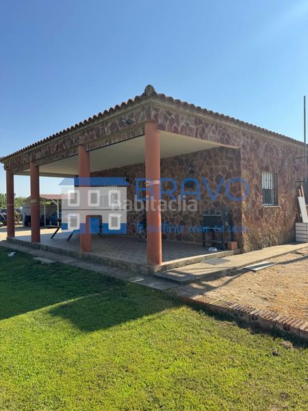 Foto 653513c9-6207-4831-90e5-515a4e6c5d6e. Xalet amb xemeneia aparcament a Medellín