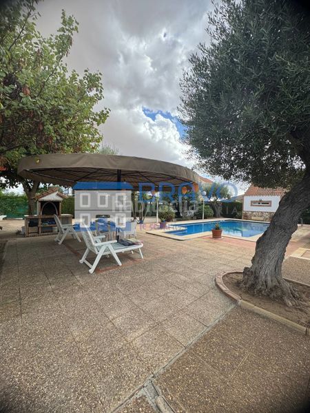 Foto 5d50e58e-de07-4753-a811-e48eee4b81b1. Xalet amb xemeneia calefacció aparcament piscina a Don Benito