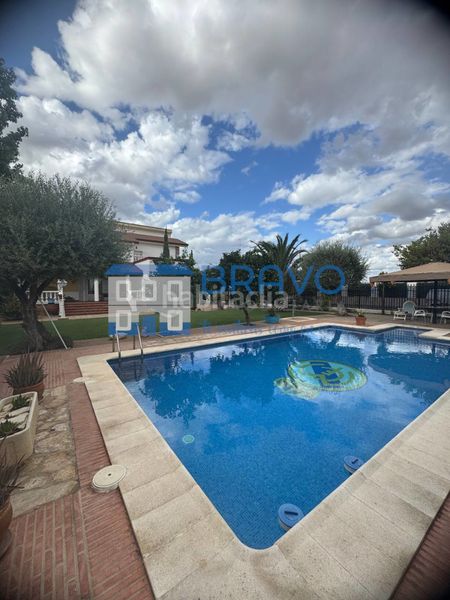 Foto c727e010-b3f2-474b-b4e6-0b2b0482f88c. Xalet amb xemeneia calefacció aparcament piscina a Don Benito