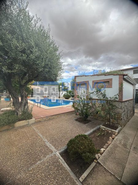 Foto db37861d-1b4e-47f9-a752-88c7b52eca96. Xalet amb xemeneia calefacció aparcament piscina a Don Benito