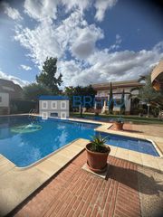 Chalet en Don Benito. Unifamiliar en venta en avenida de las vegas altas, don benito