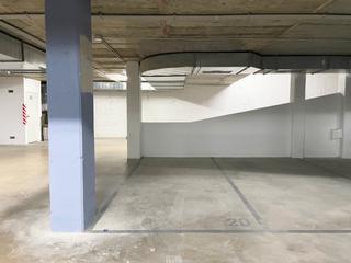 Parking voiture dans Carrer de miquel vives 54. Plaza de aparcamiento y trastero en c/ miquel vives 54