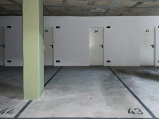 Parking voiture dans Carrer de miquel vives 54. Plaza de aparcamiento y trastero en c/ miquel vives 54