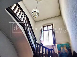 Edificio in Cassà de la Selva. Edificio modernista en el centro de cassà de la selva con parcel