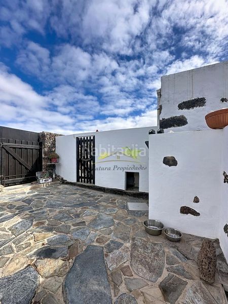 Foto dc1a2177-41dc-49ea-b627-8bd04d9c59fa. Masia amb piscina a Tiagua Teguise