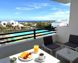 Appartement à Costa Teguise. Coqueto piso con terraza y vistas en costa teguise