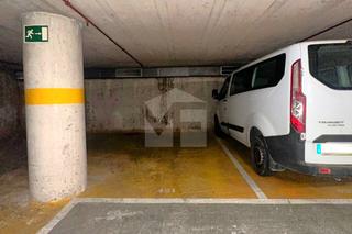 Parking coche  Carrer de l'alzina. Plaza de aparcamiento en venta en vila de grcia, c/ alzina / pr
