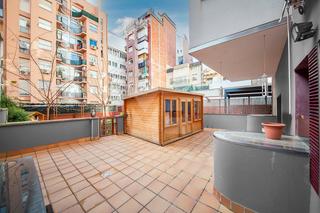 Appartamento in Baix Guinardó. Espacioso inmueble en venta en planta baja con amplio patio en f