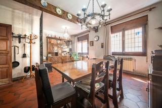 Casa en Baix Guinardó. Espaciosa casa en venta de tres plantas en el baix guinardó, jun