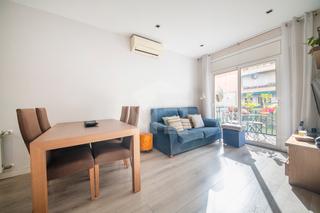 Appartement à Baix Guinardó. Piso en venta reformado con balcón junto a los jardines del baix