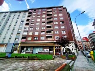 Local commercial  N/a. Local de 210 m² con 10 metros de fachada a zona peatonal.