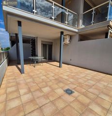 Piso en Moncófar Playa. Bajo elevado esquinero con gran terraza a 200 metros de la playa