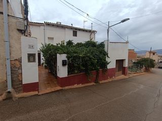 Haus in Alfambra. Estupenda casa con patio, terraza y amplia cochera