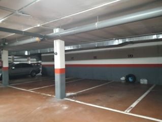 Parking voiture à Jose lezama lima 2. Amplia plaza de garaje en señorio de illescas