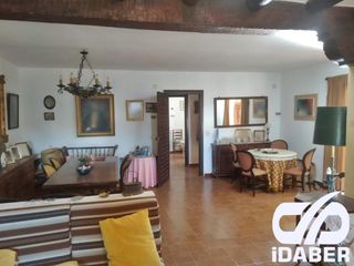 Casa in San antonio 8. Espacioso chalet rústico con piscina en hinojosos