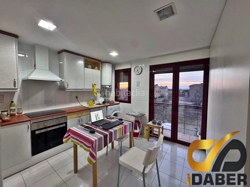 Foto 502f0dfd-48da-4918-8357-5b7a29866ca1. Edificio  completo local comercial y 3 viviendas en Carranque