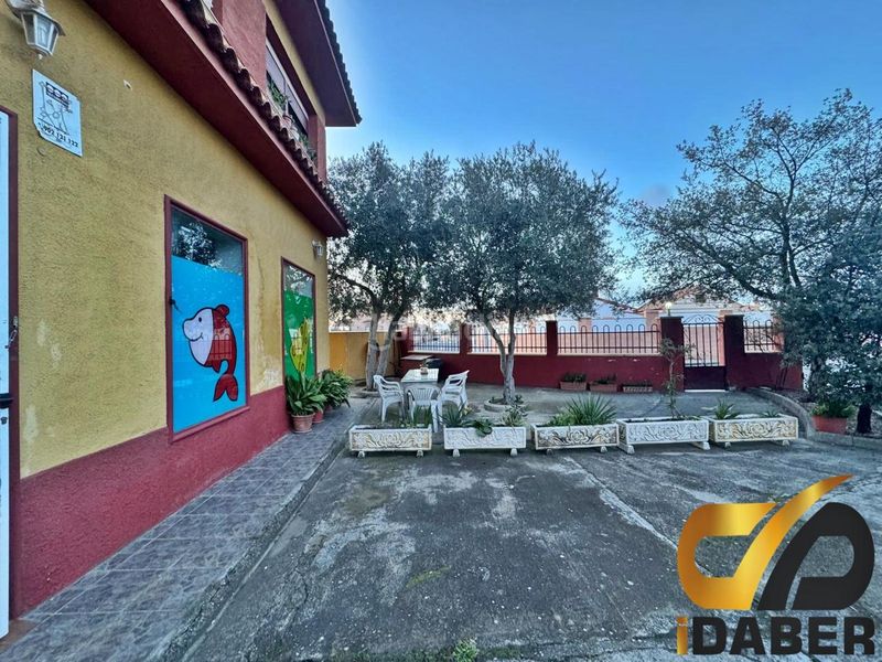 Foto f190e5d8-1af0-4baf-a6f2-74c358fb7add. Edificio  completo local comercial y 3 viviendas en Carranque