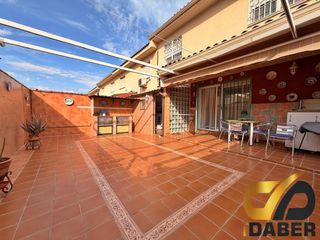Maison jumelée à Parque Manuel de Vega-Carretera de Ugena. Chalet adosado de 3 hab. en una de las zonas con más demanda de