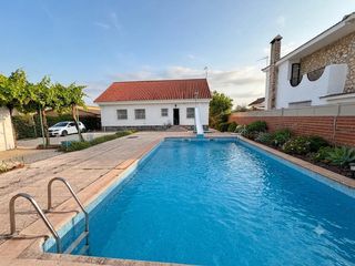 House in Carranque. Chalet independiente con piscina, con amplia parcela en carranqu
