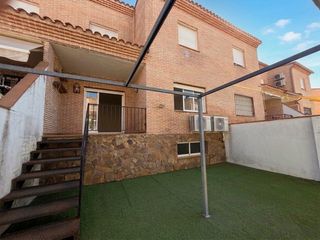 Casa a Parque Manuel de Vega-Carretera de Ugena. Chalet 5 dormitorios en illescas