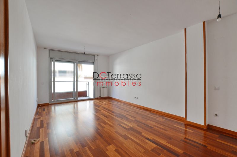 Foto e6d10677-37fe-450c-9c89-7951364d0904. Pis amb calefacció aparcament a Vallparadís - Antic Poble de Sant Pere Terrassa