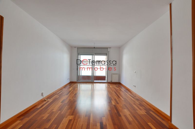 Foto e966443a-b833-4a7a-b713-1209b8fc2261. Pis amb calefacció aparcament a Vallparadís - Antic Poble de Sant Pere Terrassa