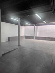 Lloguer Local Comercial  Carrer pere sala. Local amplio  con puerta de parquing