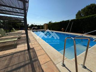 Chalet en Oromana. Amplio chalet urbano en dos hermanas