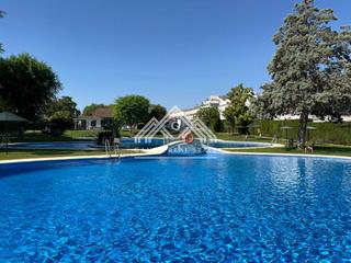 Maison jumelée à Ciudad Aljarafe. Chalet adosado en jardines de aljarasol