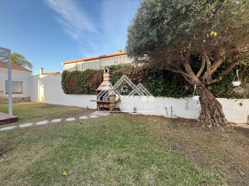 Foto 4ccaac50-0f0c-456e-9a01-73a6875a6d38. Miete chalet mit parking in Olivar de Quintos Montequinto