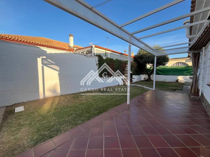 Foto 8858fc0d-3988-4013-b7a2-db8d9ddd1ee9. Miete chalet mit parking in Olivar de Quintos Montequinto