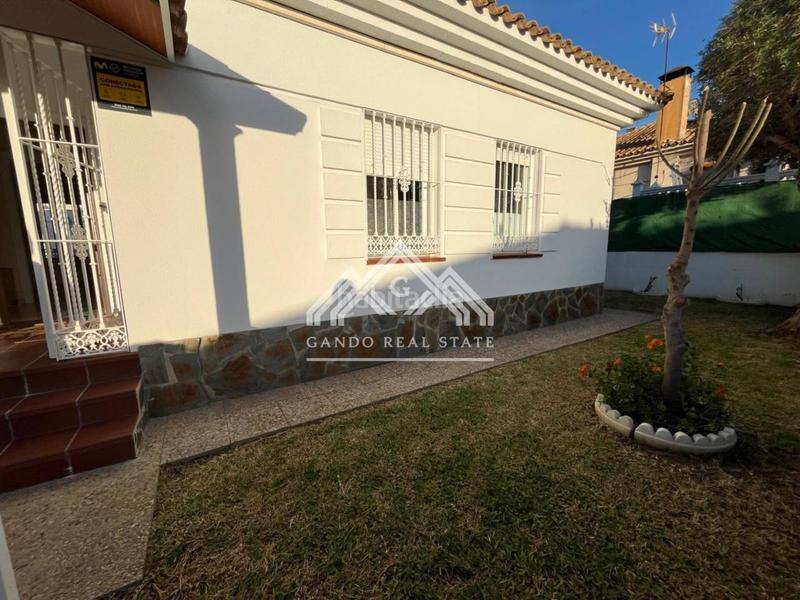 Foto 89481062-764d-40e9-b7da-42aaf591d276. Miete chalet mit parking in Olivar de Quintos Montequinto