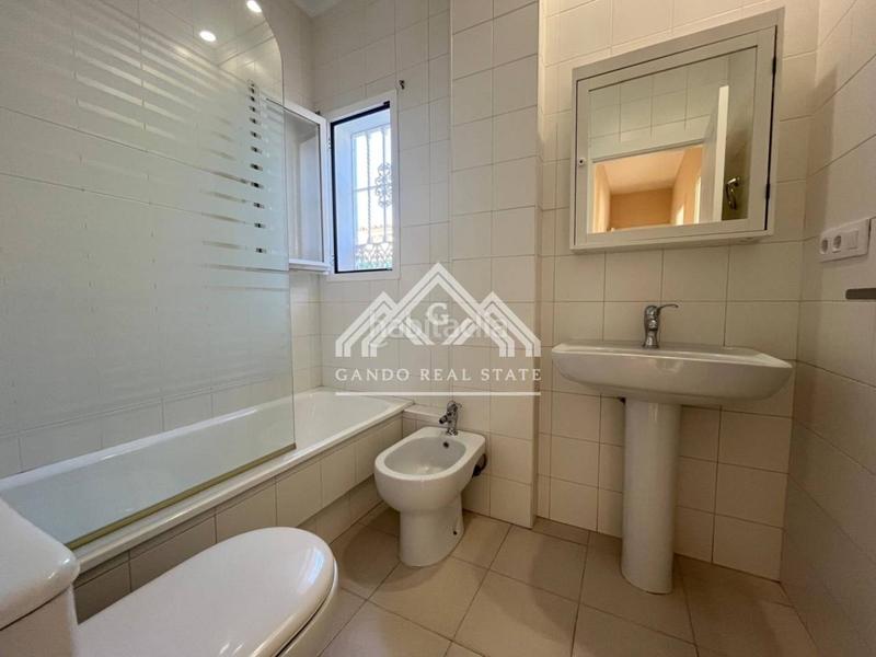 Foto ea49e698-6e4a-40e8-b805-199163b21dd8. Miete chalet mit parking in Olivar de Quintos Montequinto