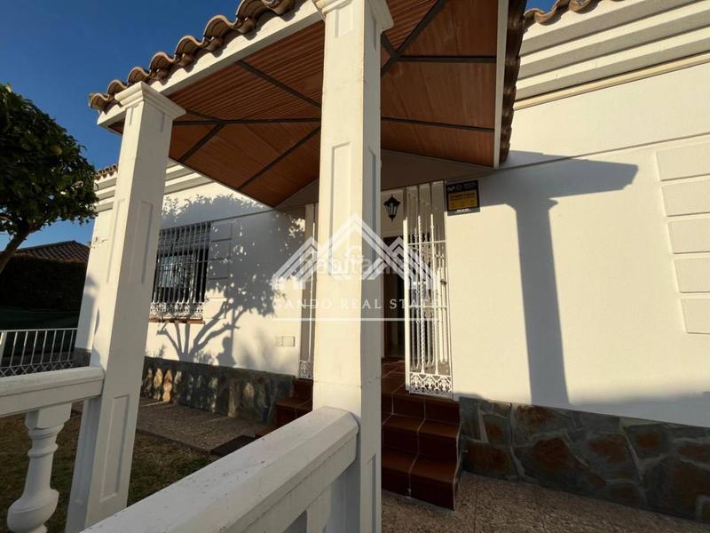 Foto f3ea8417-43ac-4d8a-baa0-3ee32242c092. Miete chalet mit parking in Olivar de Quintos Montequinto