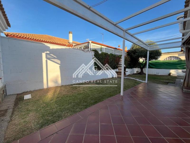 Foto 6cd7ce8e-c822-47f2-a544-ed20f765a9d4. Rent chalet with parking in Olivar de Quintos Montequinto