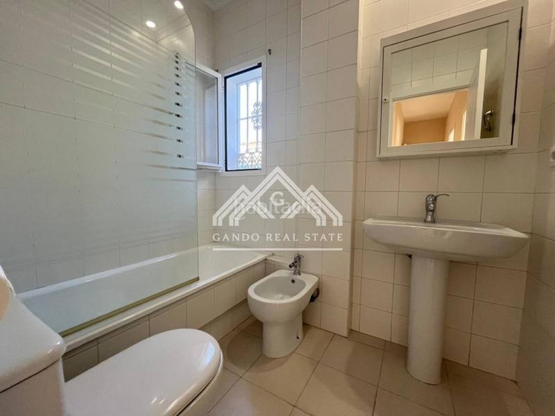 Foto fafd6e6d-4475-420b-a0a3-7095d643e9f1. Rent chalet with parking in Olivar de Quintos Montequinto