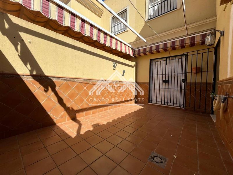 Foto 8b4d53a6-ac7d-4c24-b8b2-b8ee02da2fd6. Casa amb aparcament a Arco Norte - Avda España Dos Hermanas