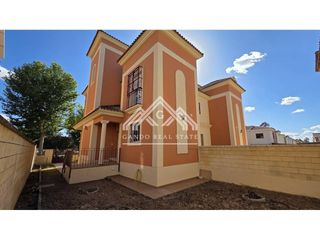 Casa aparellada  Avenida ingeniero josé luis prats. Venta de chalet pareado en dos hermanas, arenalla pólvora