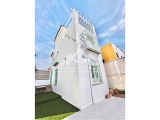 Maison jumelée  Calle fernando quiñones. Venta de chalet adosado en dos hermanas, arco norteavenida de es