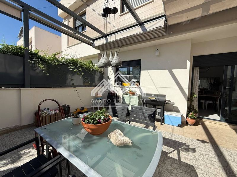 Foto e7dd9cce-7a77-4403-b652-46065b88570c. Casa amb aparcament piscina a Entrenúcleos Dos Hermanas