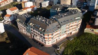 Pis a Malpica de Bergantiños. Viviendas a estrenar. urbanización con piscina privada .malpica