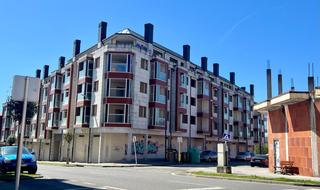 Edificio en Carballo. Edificio de 68 viviendas más 32 locales con muy buena ubicación